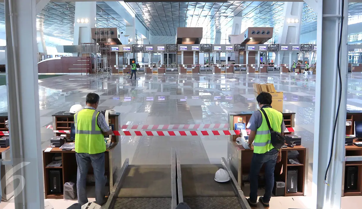 Pekerja mengerjakan proyek Terminal 3 Ultimate Bandara Soekarno-Hatta, Tangerang, (8/6). Pengoperasian terminal ini menunggu commissioning final yang akan dilaksanakan Garuda Indonesia dan perolehan izin operasi dari Kemenhub. (Liputan6.com/Angga Yuniar)