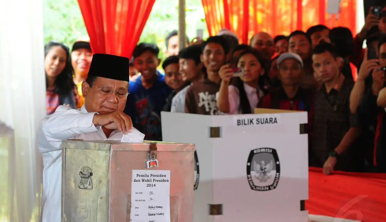 Prabowo Subianto tampak memasukkan kertas suara ke dalam kotak suara. (Liputan6.com / Andrian Martinus)