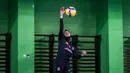 Pemain tim Indonesia All Star, Hany Budiarti melakukan servis saat berlatih jelang laga Fun Volleyball 2024 melawan Red Sparks di GOR Bulungan, Jakarta Selatan, Jumat (19/04/2024). (Bola.com/Bagaskara Lazuardi)