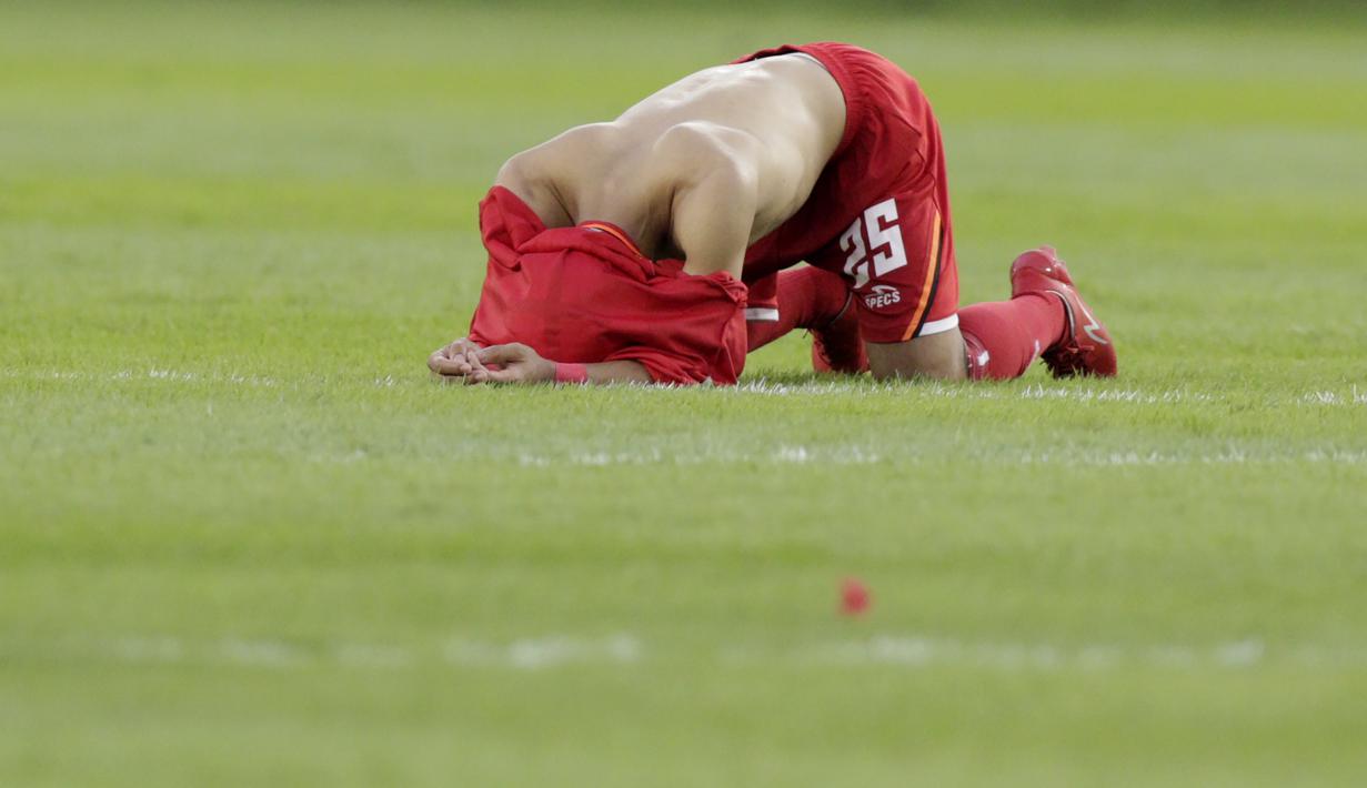 Gelandang Persija Jakarta, Riko Simanjuntak, tertunduk lesu usai dikalahkan Ceres-Negros pada laga Piala AFC 2019 di SUGBK, Jakarta, Selasa (23/4). Persija takluk 2-3 dari Ceres-Negros. (Bola.com/M Iqbal Ichsan)