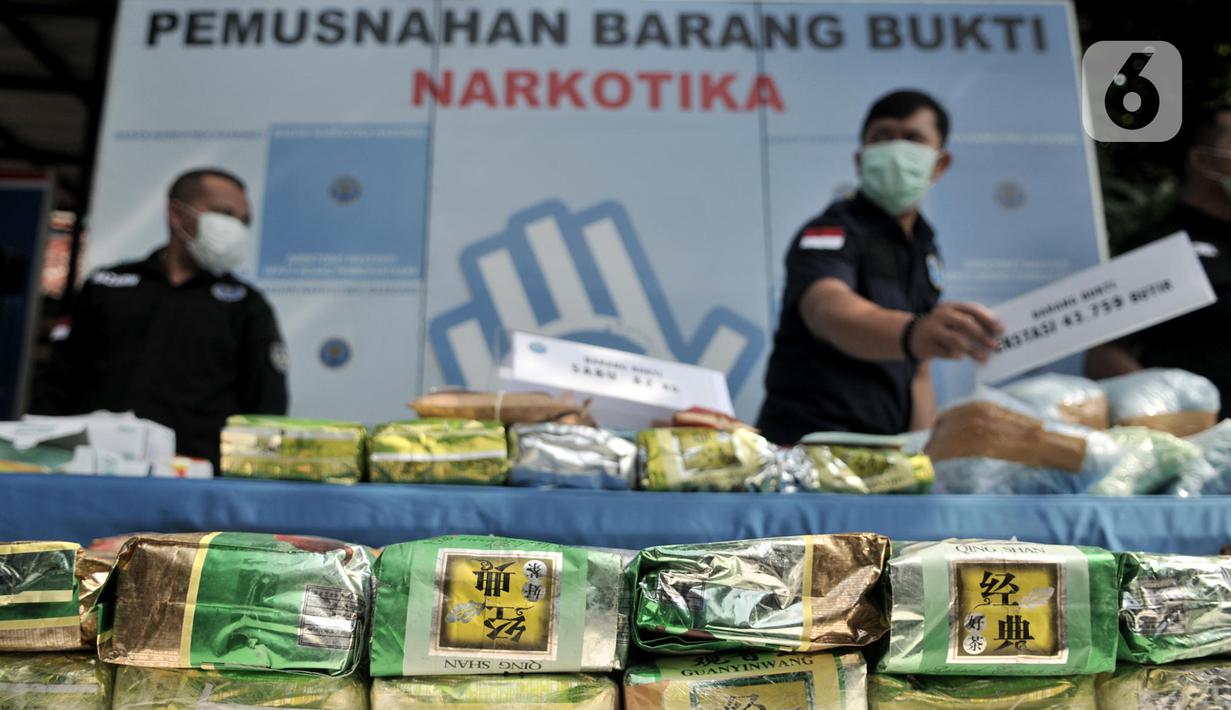 Petugas memperlihatkan barang bukti narkotika berupa sabu dan ekstasi sebelum pemusnahan di Kantor BNN, Jakarta, Senin (9/12/2019). BNN memusnahkan 82,6 kilogram sabu dan 108 ribu butir ekstasi hasil pengungkapan enam kasus selama September hingga November 2019. (Liputan6.com/Iqbal Nugroho)