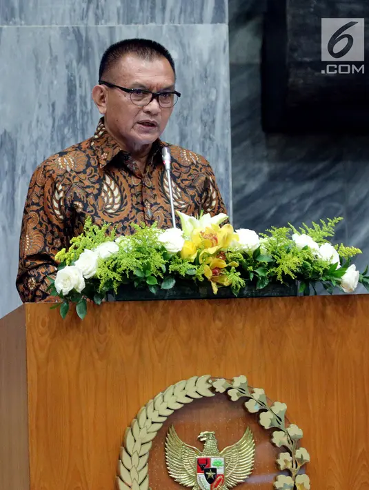 Sekjen DPP Golkar Lodewijk Freidrich Paulus memberikan sambutan mewakili Ketua umum Airlangga dalam acara Seminar dan Lokakarya bertajuk Kartini di Era Digital: Perempuan, Inovasi, dan Teknologi di Jakarta, Rabu (25/4). (Liputan6.com/Johan Tallo)