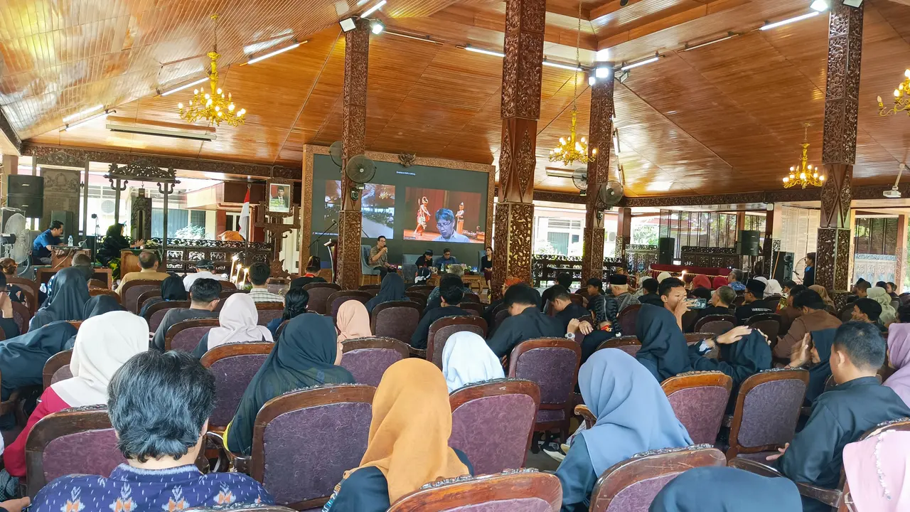 Sarasehan Ajaran Sedulur Sikep dan Relevansinya di Era Kekinian yang digelar di Pendopo Bupati Blora, Selasa (9/7/2024). (Liputan6.com/Ahmad Adirin)