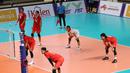 Para pemain tim bola voli putra Indonesia bersiap menerima serve dari pemain Filipina pada laga pertama Grup A cabor bola voli putra SEA Games 2023 di Olympic Complex Indoor Main Hall, Phnom Penh, Kamboja, Rabu (3/5/2023). Tim bola voli putra Indonesia menang 3-0 (25-18, 25-18, 25-23). (Bola.com/Abdul Aziz)