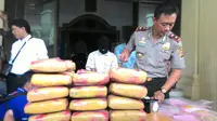 Tiga tersangka pengedar narkoba dibekuk aparat Polsek Bogor Timur, 39 Kg ganja kering disita. (Liputan6.com/Achmad Sudarno)