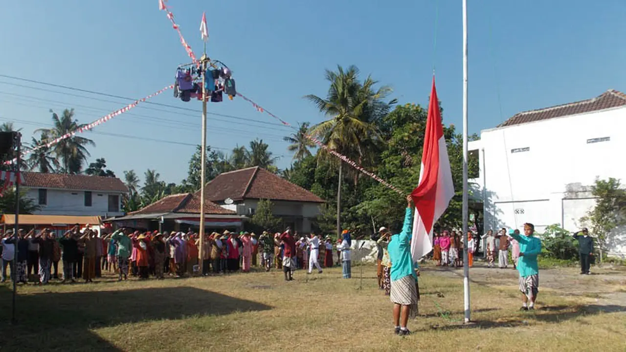 Upacara Bendera dengan Busana Adat Jawa