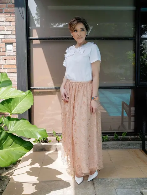 Maia Estianty Beri 10 Ide Styling Maxi Dress Dan Rok Panjang Fashion Fimela Com