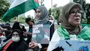 Aksi tersebut sebagai respons terhadap eskalasi konflik yang melibatkan Amerika Serikat dan Israel terhadap Republik Islam Iran. Tampak dalam foto, warga berunjuk rasa menentang serangan gabungan Amerika Serikat (AS)-Israel terhadap Iran dan berduka atas gugurnya pemimpin tertinggi Iran, Ayatollah Ali Khamenei, di depan Kedutaan Besar Amerika Serikat di Jakarta pada Senin 9 Maret 2026. (YASUYOSHI CHIBA/AFP)