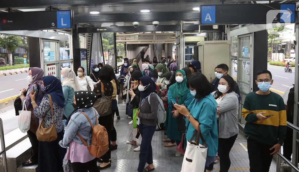 Sejumlah penumpang menunggu bus di Halte Transjakarta Gelora Bung Karno, Jakarta, Kamis (21/10/2021). PT Transportasi Jakarta (Transjakarta) mulai memberlakukan kapasitas angkut pelanggan sebesar 100 persen mulai hari ini. (Liputan6.com/Herman Zakharia)