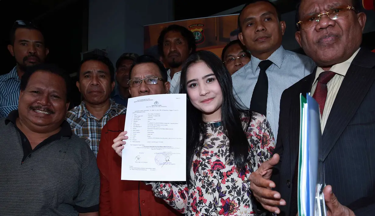 Prilly ditemani sang ayah dan kuasa hukumnya ke Polda Metro Jaya pada hari ini, Jumat 31/7/2015. Artis cantik ini ingin membuat jera oknum yang bertanggung jawab atas kasus rekayasa ini. (Deki Prayoga/Bintang.com)