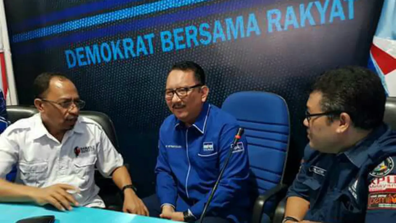 Ketua DPW Demokrat Sulsel, Ni'matullah (tengah) berbincang bersama Ketua Panwaslu Sulsel Laode Arumahi dan Ketua KPU Sulsel M Iqbal