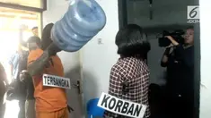 Rekontruksi kasus suami bunuh istri dibuang di sepiting dilakukan, Selasa (30/1). Reka adegan dilakukan di rumah asrama anggota Polri.