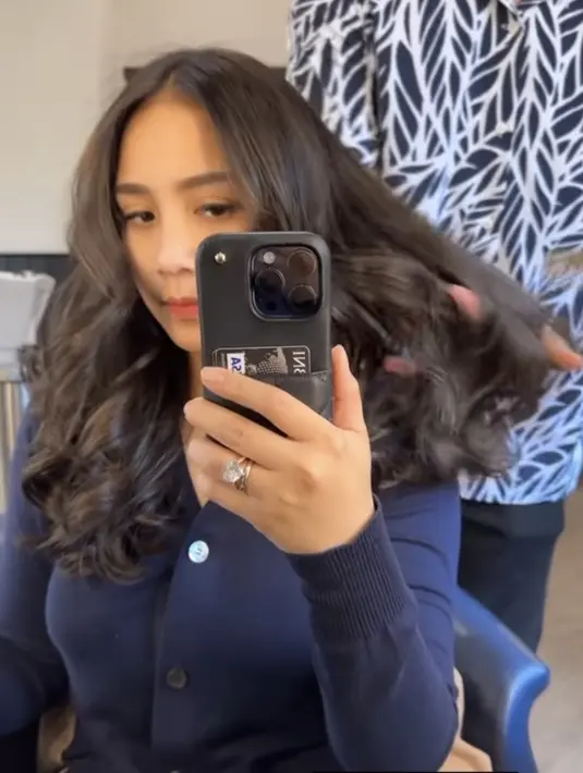 Setelah ditata oleh Kiefer Lippens, rambut Nagita pun nampak lebih bervolume dengan gaya rambut belah tengah yang memiliki wave di bagian bawah rambut. Credit: Instagram  (@raffinagita1717)