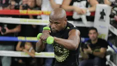 Petinju Floyd Mayweather Jr melakukan latihan di Mayweather Boxing Club, Las Vegas, Nevada (10/8). Mayweather akan bertanding melawan atlet MMA sekaligus juara UFC Connor Mcgregor pada 26 Agustus mendatang. (AFP Photo/John Gurzinski)