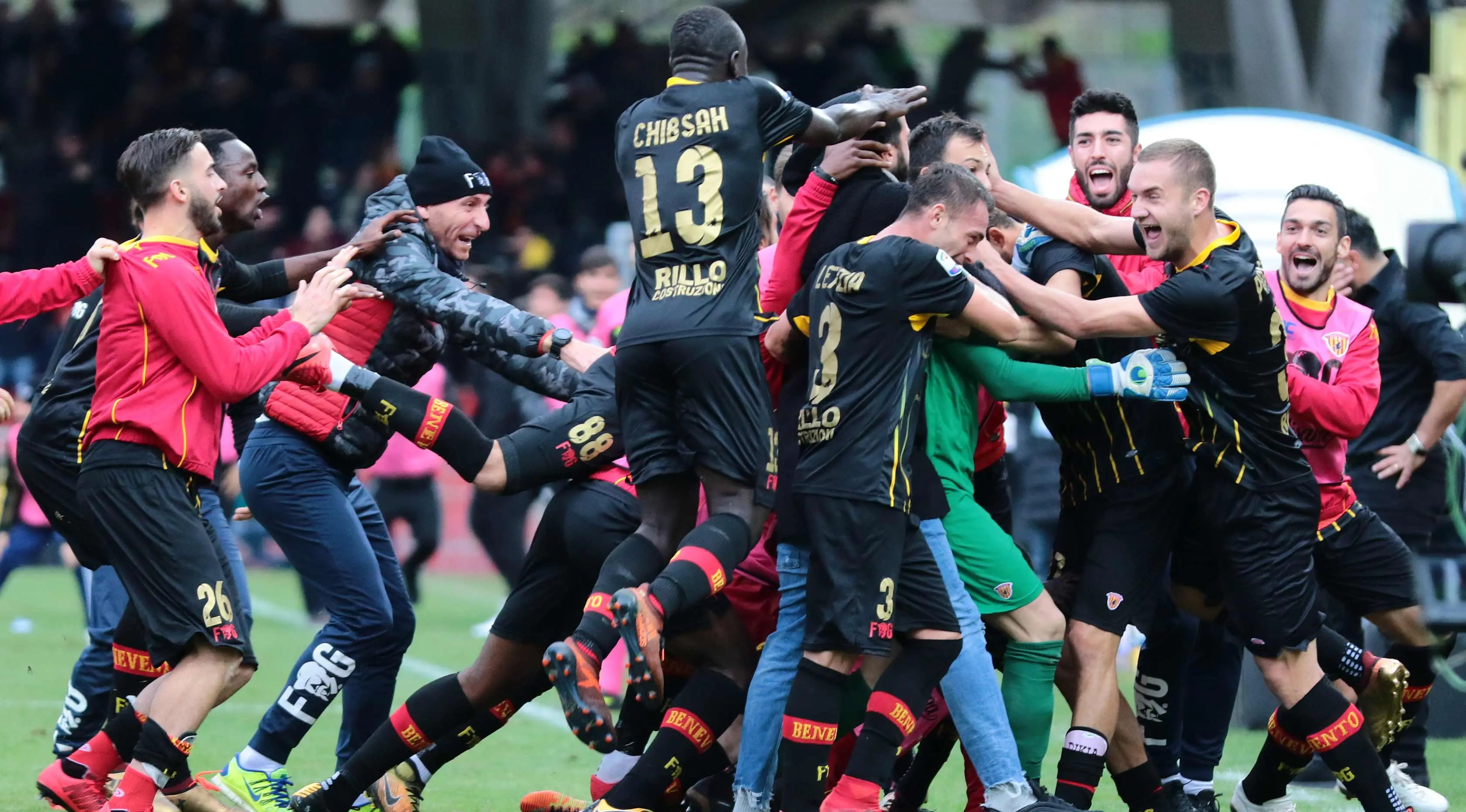 Para pemain Benevento melakukan selebrasi usai kiper Alberto Brignoli mencetak gol ke gawang AC Milan pada menit-menit akhir pertandingan saat bertanding pada lanjutan Liga Serie A Italia di Italia (3/12). (AFP Photo/Carlo Hermann)