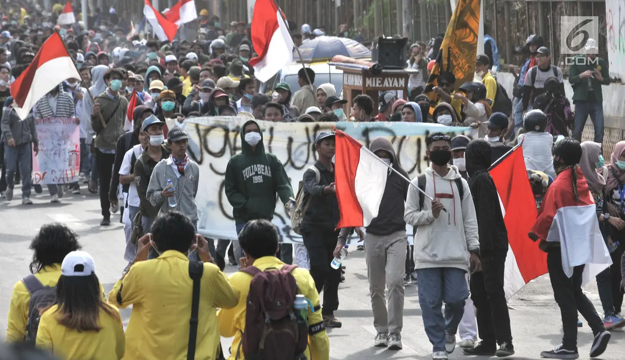 Massa pelajar saat berdatangan untuk aksi di depan Gedung DPR, Jakarta, Senin (30/9/2019). Massa gabungan dari elemen mahasiswa dan pelajar mulai memenuhi akses menuju Gedung DPR untuk menyuarakan penolakan Rancangan Undang-Undang KUHP dan Revisi Undang-Undang KPK. (merdeka.com/Iqbal S Nugroho)