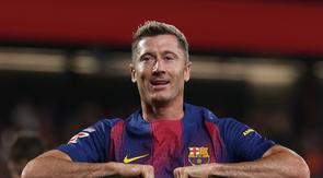 Robert Lewandowski merayakan gol yang dicetaknya ke gawang Valencia pada pekan 4 Liga Spanyol 2025/2026, Senin (15/9/2025) dini hari WIB. (Lluis GENE / AFP)