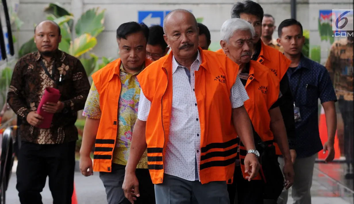 Rombongan tersangka anggota DPRD Malang berjalan turun dari mobil tahanan setibanya di Gedung KPK, Jakarta, Jumat (21/9).KPK memperpanjang masa penahanan sejumlah tersangka kasus suap pembahasan APBD-P Pemerintah Kota Malang itu. (Merdeka.com/Dwi Narwoko)