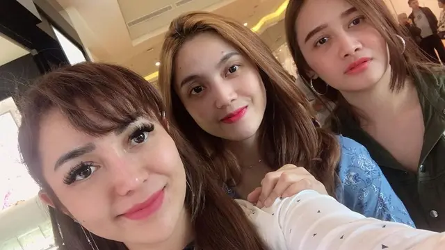 6 Potret Kenangan Chacha Sherly dengan Dara dan Lyia, Partner di Trio Macan