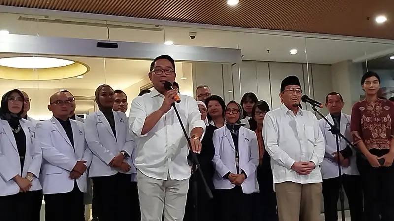 Pasangan bakal calon gubernur dan calon wakil gubernur Jakarta, Ridwan Kamil-Suswono rampung menjalani pemeriksaan kesehatan di Rumah Sakit Umum Daerah (RSUD) Tarakan Jakarta, pada Sabtu, (31/8/2024) (Liputan6.com/Ady Anugrahadi)