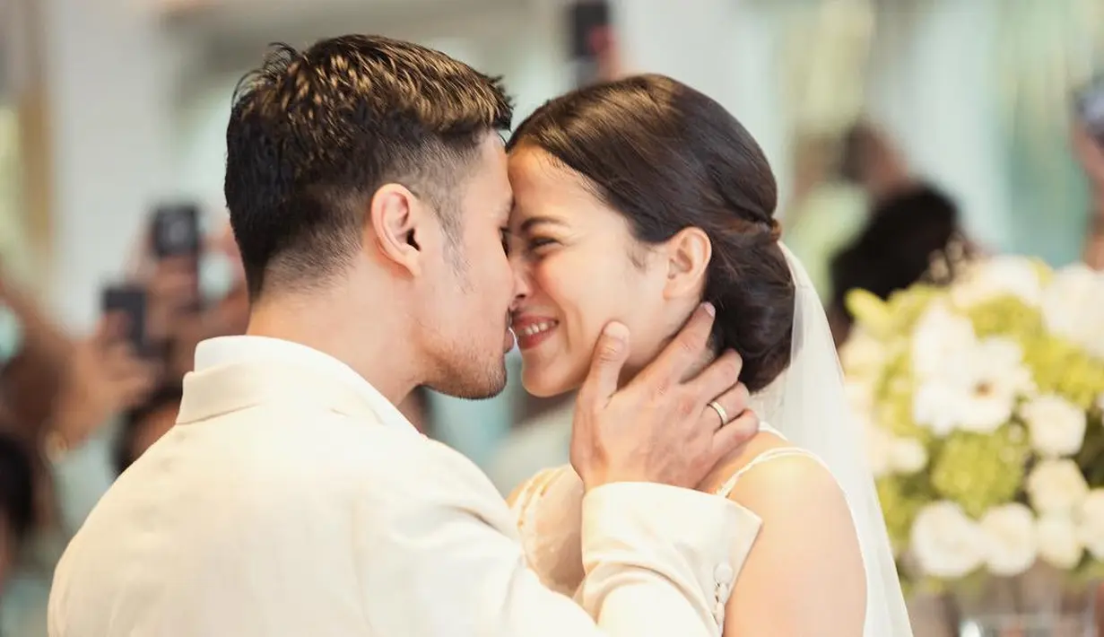 Chicco Jerikho dan Putri Marino kabarnya baru berpacaran selama enam bulan.  Di bulan Maret 2018 ini keduanya pun memutuskan untuk menikah dan resmi menjadi pasangan suami-istri. Selamat berbahagia Chicco dan Putri. (Instagram/putrimarino)