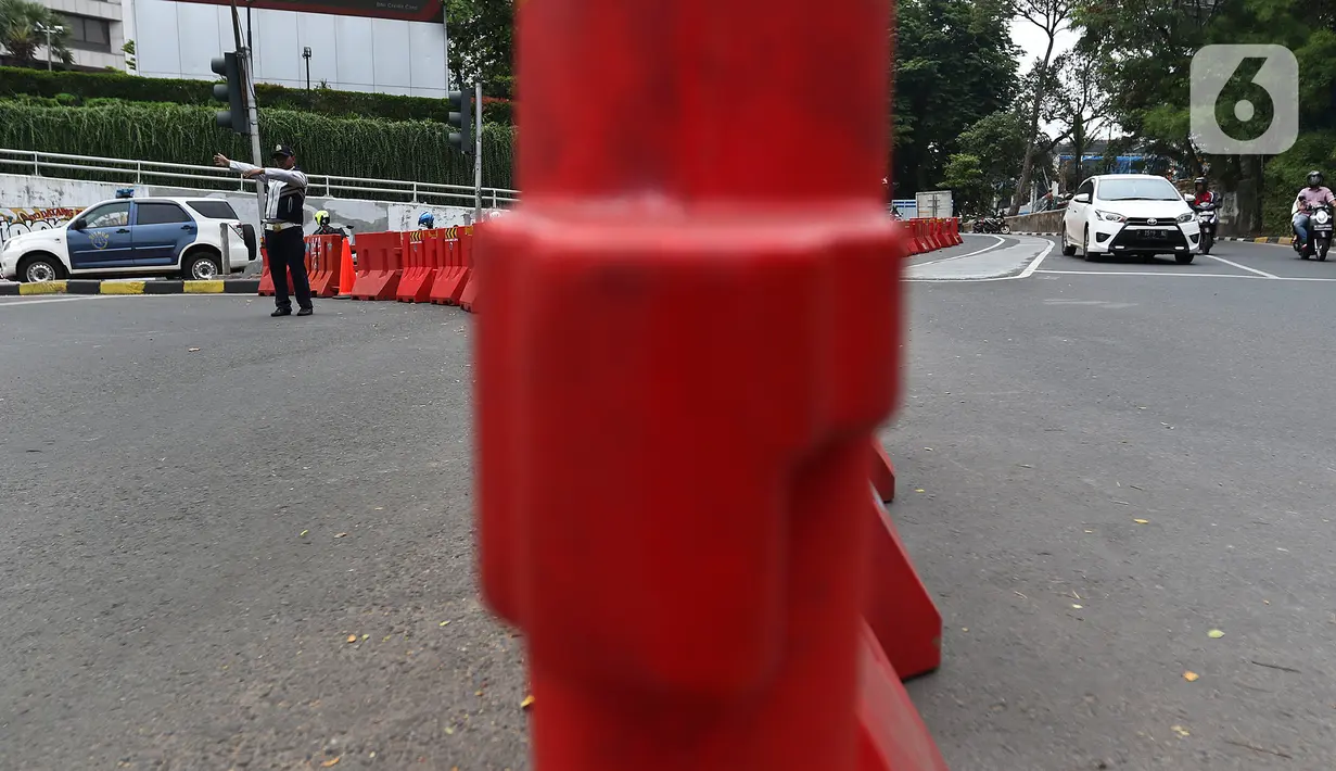 Pengendara kendaraan bermotor melintas saat diberlakukan uji coba rekayasa lalu lintas Sistem Satu Arah (SSA) di Jalan Margono Djoyohadikoesoemo, Jakarta, Sabtu (15/12/2019). Uji coba tersebut berlangsung hingga 19 Desember 2019 mendatang. (Liputan6.com/Johan Tallo)