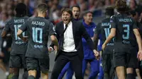 Ekspresi pelatih Chelsea, Antonio Conte (tengah) saat merayakan gol Alvaro Morata pada laga grup C Liga Champions di Wanda Metropolitano stadium, Madrid, Spanyol, (27/9/2017). Chelsea menang 2-1. (AP/Francisco Seco)