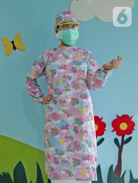 dr. J. Mila Hardiani C berpose dengan APD tingkat II bertema kartun seusai memeriksa pasien di RSIA Tambak, Jakarta, Kamis (18/6/2020). (Liputan6.com/Herman Zakharia)
