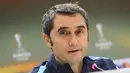 Ernesto Valverde saat menghadiri konferensi pers di Marseille, Prancis pada tanggal 18 Februari 2016. Sebelumnya, Valverde pernah membela Barcelona sebagai pemain antara 1988 dan 1990.(AP Photo/Claude Paris, File)