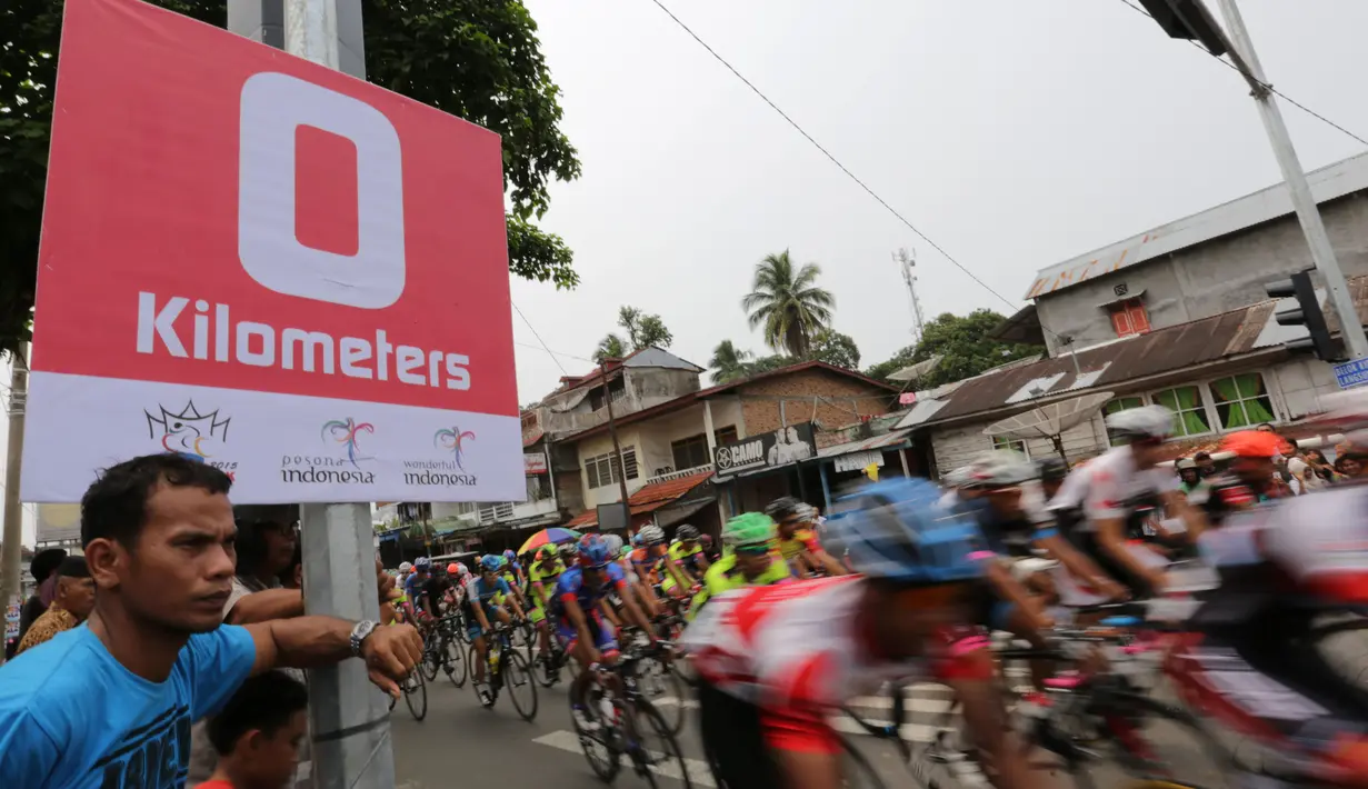 Para pebalap memulai start Etape 8 Tour de Singkarak 2015 dari Simpang Ampek, Pasaman Barat dan finis di Lawang Park, Kabupaten Agam, Sabtu (10/10/2015). (Bola.com/Arief Bagus)