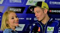 Jurnalis Canal Sur, Deborah Serendipity (kiri), sedang mewawancari bintang MotoGP, Valentino Rossi, dalam acara presentasi tim Movistar Yamaha untuk MotoGP 2017 di Madrid, Spanyol, 19 Januari 2017. (Bola.com/Instagram/deborahserendipity)