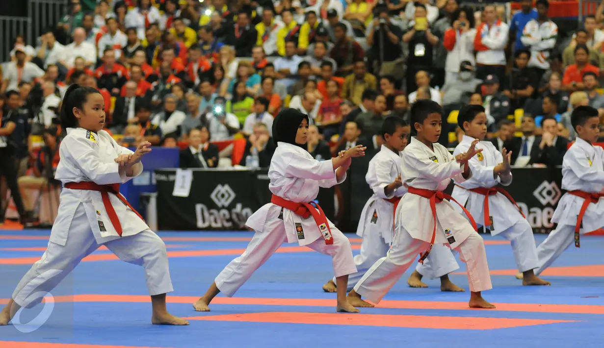 Sejumlah karateka cilik memeriahkan pembukaan WKF World Junior, Cadet and U-21 Championship 2015 di ICE Serpong, Banten, Kamis (12/11/2015). 1.425 peserta dari 91 negara berlaga di ajang ini. (Liputan6.com/Helmi Fithriansyah)