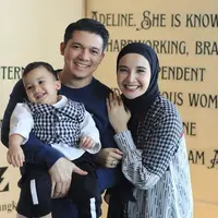 Gaya Modest Wear Monokrom dari Zaskia Sungkar