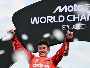 Pembalap MotoGP asal Spanyol dari Tim Ducati Lenovo, Marc Marquez merayakan gelar juara dunianya di podium setelah balapan MotoGP Grand Prix Jepang di Mobility Resort Motegi, Motegi, Prefektur Tochigi, pada Minggu 28 September 2025. (Toshifumi KITAMURA/AFP)