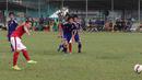 Egi Maulana saat mencetak gol pertama melalui penalti dalam ujicoba melawan Jepang U16 di Lapangan Padepokan Voli Indonesia di Sentul, Bogor, Jawa Barat. Selasa (15/4). 