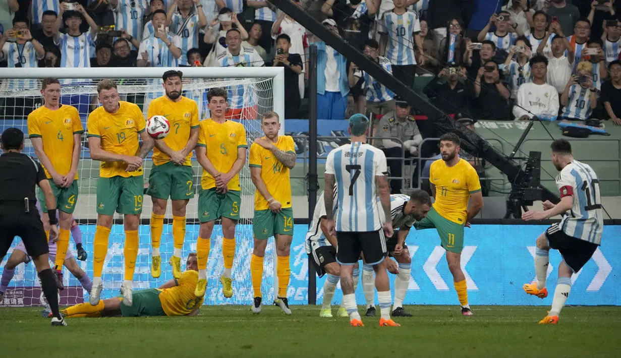 <p>Enzo Fernandez sukses mencuri bola dari penguasaan pemain Austrlia dan disodorkan kepada Messi. Dengan tenang Messi melepaskan tendangan akurat ke pojok gawang Argentina. (AP Photo/Mark Schiefelbein)</p>