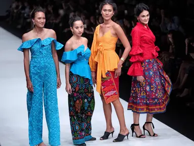 Aktris Nadine Chandrawinata (kiri) dan Luna Maya (kanan) bersama model membawakan busana karya Paulina Katarina dalam ajang Jakarta Fashion Week 2018 di Senayan City, Kamis (26/10). (Liputan6.com/Faizal Fanani)