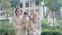 Cut Meyriska dan Roger Danuarta mengajak kedua anaknya liburan ke Singapura bahkan merayakan Idul Adha di sana dengan outfit yang serasi. @cutratumeyriska.