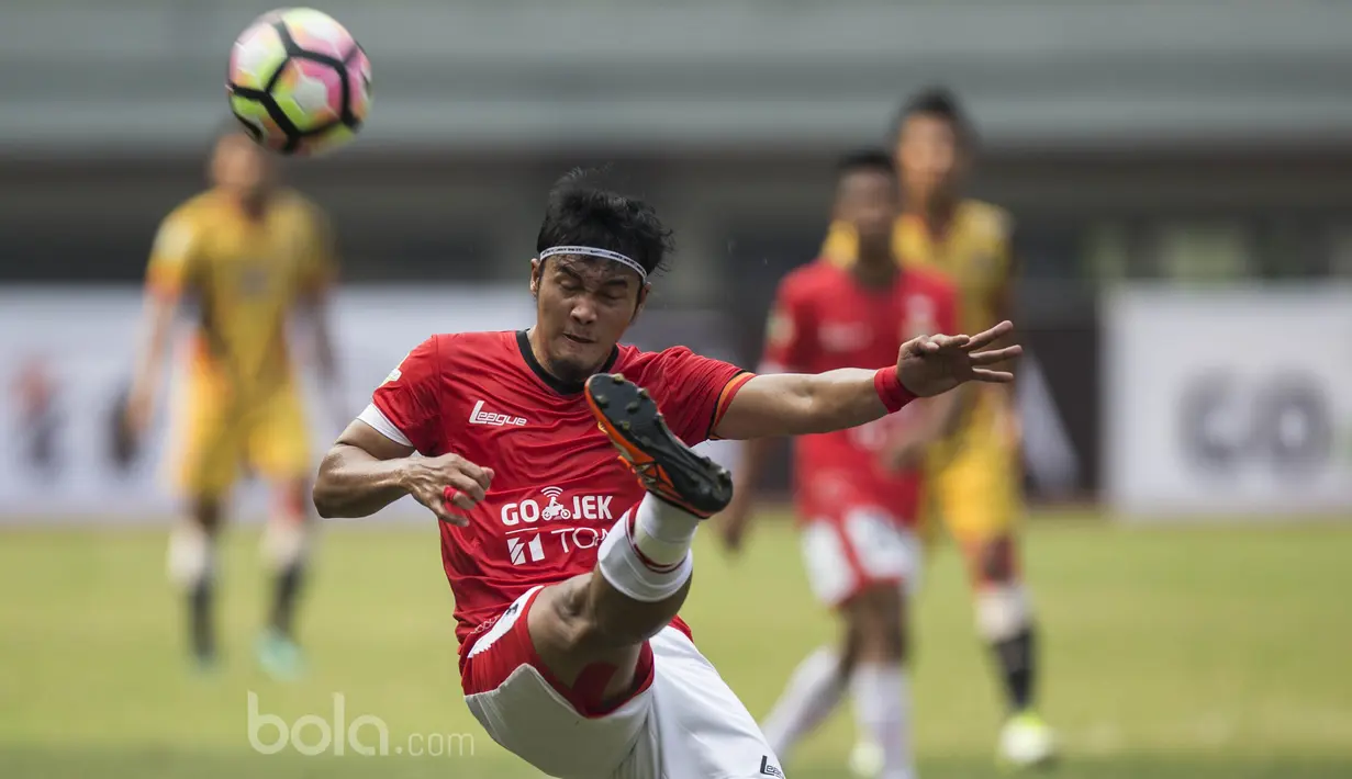 Bek Persija, Gunawan Dwi Cahyo, membuang bola saat melawan Mitra Kukar pada laga Liga 1 di Stadion Patriot, Bekasi, Minggu (14/5/2017). Kedua tim bermain imbang 1-1. (Bola.com/Vitalis Yogi Trisna)