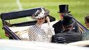 Kate Middleton tiba dengan kereta saat menghadiri hari keempat pertemuan pacuan kuda Royal Ascot di Ascot Racecourse, Ascot, Inggris, 17 Juni 2022. Pangeran William dan Kate Middleton bergabung dengan prosesi kerajaan yang dianggap sebagai pacuan kuda paling populer di Inggris tersebut. (David Davies/PA via AP)