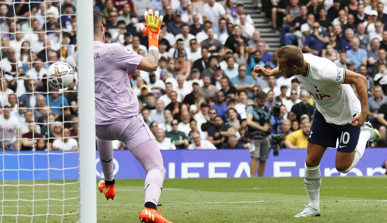Gol semata wayang. Ketangguhan kiper Wolverhampton Jose Sa akhirnya jebol oleh ketajaman striker tuan rumah Tottenham Hotspur Harry Kane pada menit ke-64. Satu-satunya gol dari Harry Kane dalam laga ini menjadi jumlah gol terkecil dalam satu laga di pekan ke-3 Liga Inggris 2022/2023. (AFP/Ian Kington)
