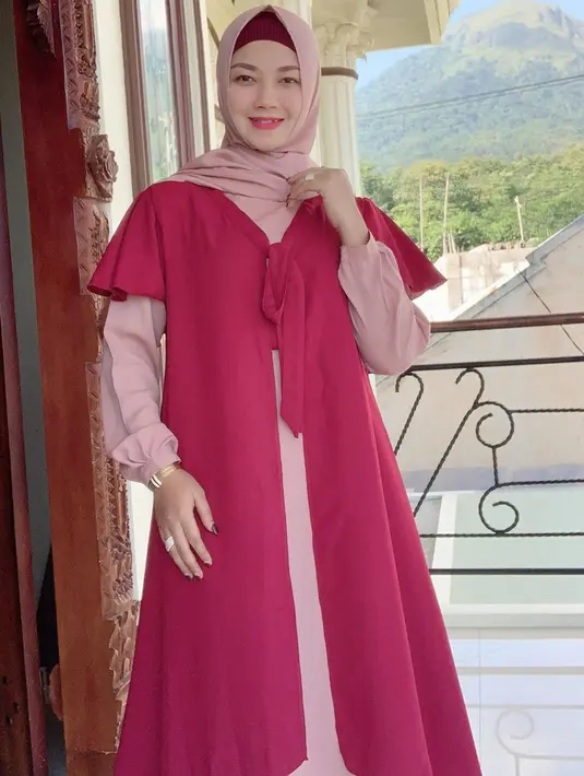 Ratna Antika dikenal akan penampilan kasual dan tomboi di atas panggung. Namun, di kehidupan sehari-harinya ia kerap tampil berhijab dengan busana muslim seperti gamis. (Liputan6.com/IG/@ratnaantikamonata_rafcreal_new)