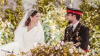 Putra Mahkota Yordania Pengeran Hussein (kanan) dan istrinya Rajwa Al Saif asal Arab Saudi duduk selama upacara pernikahan mereka di Istana Zahran, Amman, Yordania, Kamis (1/6/2023). (Jordanian Royal Palace/AFP)