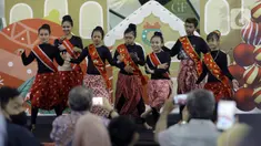 Siswa dari sekolah tari difabel Belantara Budaya Indonesia saat acara peluncuran sekolah tari tradisional gratis difabel di Margo City, Depok, Jawa Barat, Sabtu (3/12/2022). Acara yang juga sekaligus memperingati Hari Disabilitas Internasional ini menampilkan tarian tradisonal Indonesia di mana sebagian besar penarinya adalah penyandang disabilitas. (Liputan6.com/Johan Tallo)