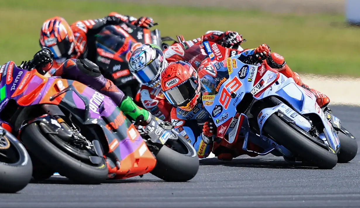 Marc Marquez dari Gresini Racing mengendarai motornya bersama pebalap lain pada balapan MotoGP Australia 2024 yang berlangsung di Sirkuit Phillip Island, Australia, Minggu (20/10/2024). (AFP/Glenn Nichols)