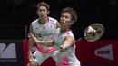 Pasangan Jepang, Takuro Hoki/Yugo Kobayashi, saat melawan wakil Indonesia, Hendra Setiawan/Mohammad Ahsan pada Kejuaraan Dunia Bulutangkis 2019 di Swiss, Minggu (25/8). Indonesia menang 25-23, 9-21, 21-15. (AP/Georgios Kefalas)