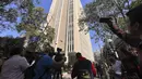 Anggota media melaporkan dari luar gedung kantor tempat otoritas pajak India menggerebek kantor BBC di New Delhi, Selasa (14/2/2023). Otoritas pajak India melakukan penggeledahan kantor BBC di New Delhi, kata seorang jurnalis di lembaga penyiaran itu kepada AFP, beberapa minggu setelah menayangkan film dokumenter yang mengkritik Perdana Menteri Narendra Modi. (Sajjad HUSSAIN / AFP)