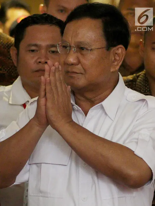Ketum Gerindra Prabowo Subianto memberi salam sebelum Rakernas Bidang Hukum dan Advokasi di Hotel Sultan, Jakarta, Kamis (5/4). Pertemuan tertutup itu rencananya membahas strategi pencalonan Prabowo pada Pilpres 2019. (Liputan6.com/Johan Tallo)