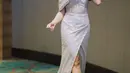 Dress glamor bernuansa abu-abu yang dikenakan Jessica Mila ini juga bisa jadi inspirasi. Off the shoulder dress dengan detail high slit dan panjang train yang menjuntai hingga ke lantai ini bisa menguarkan aura mahal luar biasa lewat penampilan yang sederhana. Foto: Instagram.