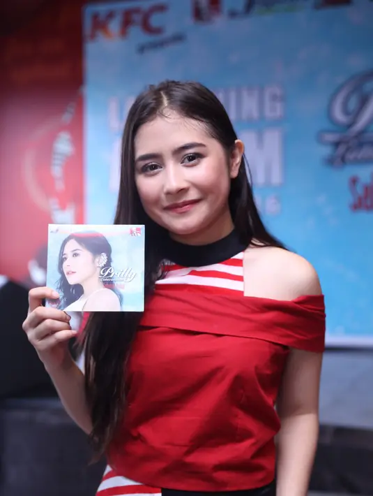 Album perdana Prilly Latuconsina resmi diluncurkan dihadapan para fans setianya di resto cepat saji di kawasan Lenteng Agung, Jakarta Selatan, Rabu (9/3/2016). (Andy Masela/Bintang.com)